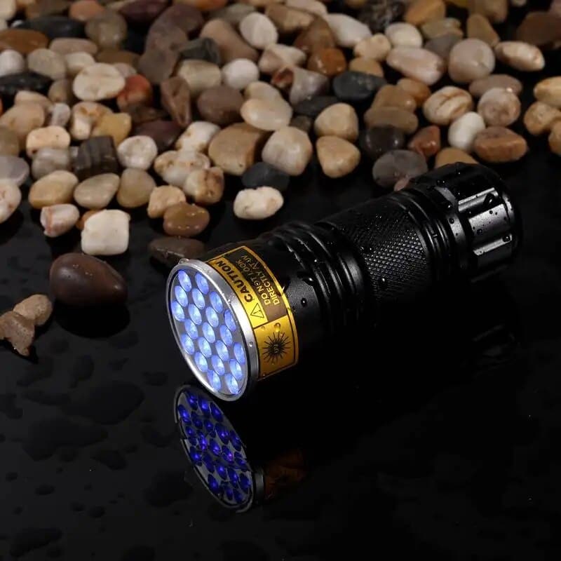 Powerful 21 LED pocket UV lamp